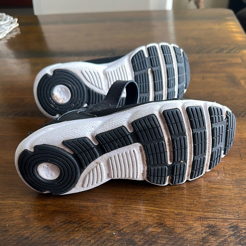 Under Armour Black and White Sneakers with Cushioned Sole - Picture 9 of 12